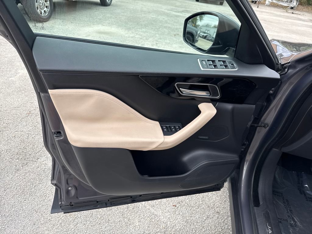 Used 2017 Jaguar F-PACE Premium image 13