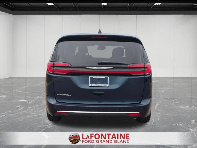 Used 2023 Chrysler Pacifica Touring-L FWD image 4