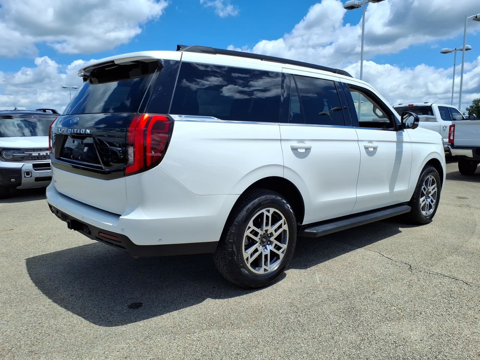 Certified 2025 Ford Expedition Active AWD/4WD image 5