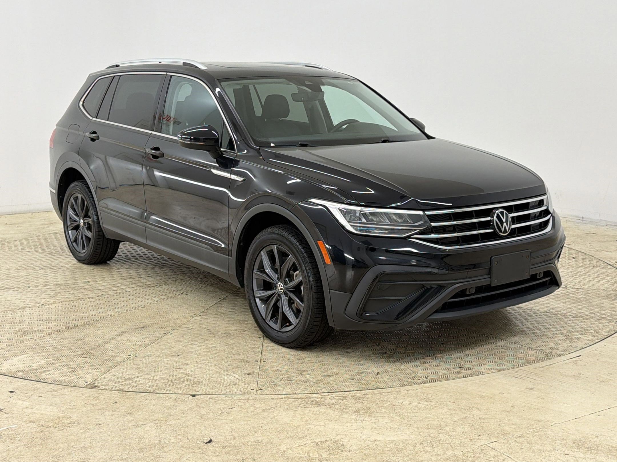 Used 2022 Volkswagen Tiguan SE w/ Panoramic Sunroof Package image 7