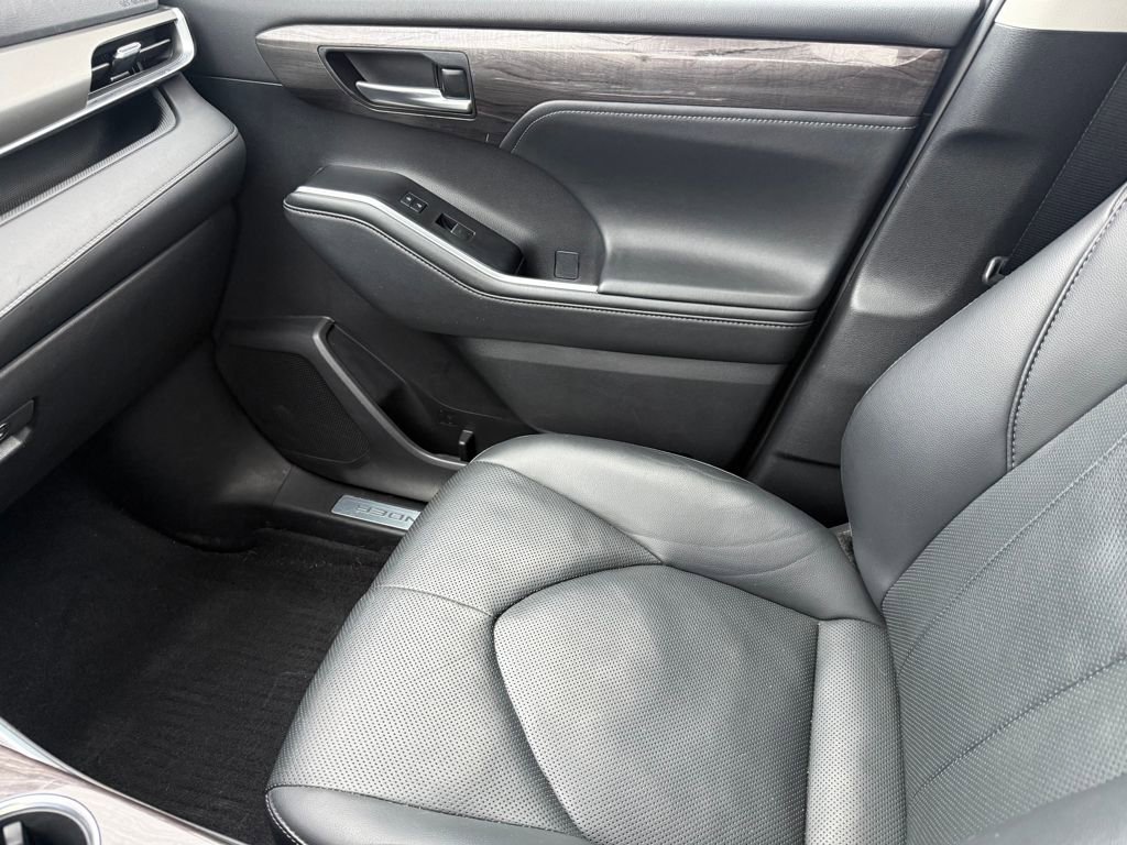 Used 2021 Toyota Highlander Limited image 24