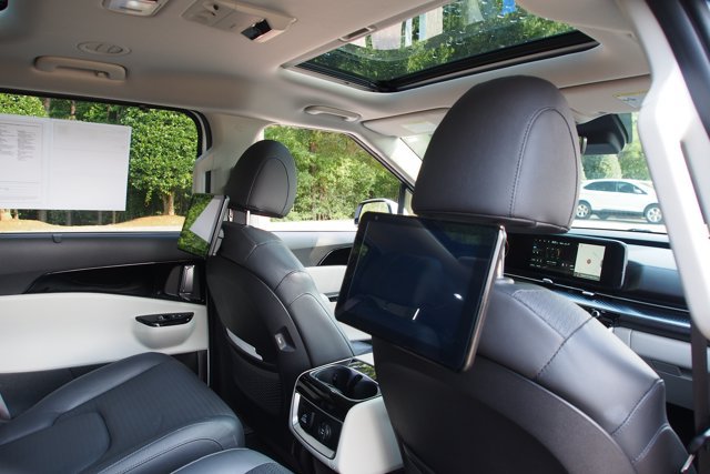 Used 2022 Kia Carnival SX Prestige FWD image 16