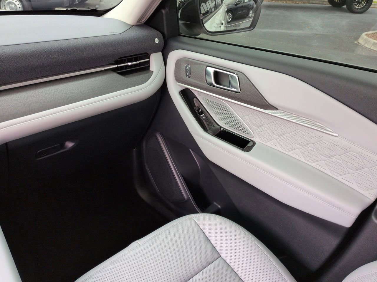 Certified 2026 Ford Explorer Platinum w/ LUX Leather Package image 16