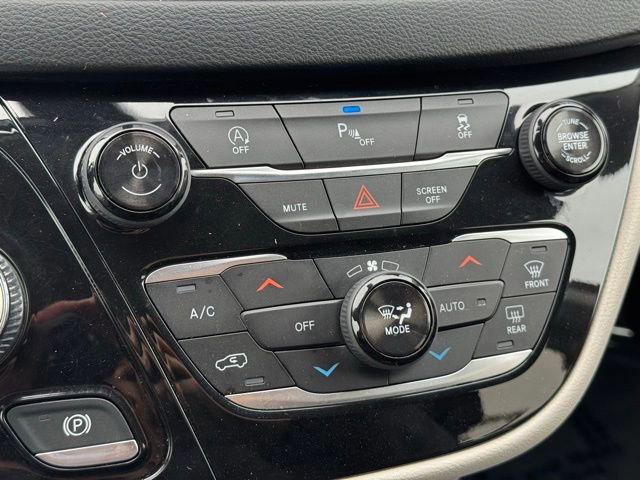 Used 2018 Chrysler Pacifica Touring-L Plus FWD image 20