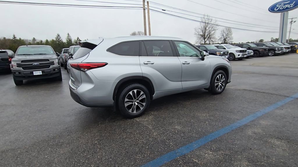 Used 2022 Toyota Highlander XLE AWD/4WD image 20