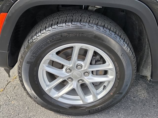 Used 2023 Jeep Grand Cherokee Laredo AWD/4WD image 16