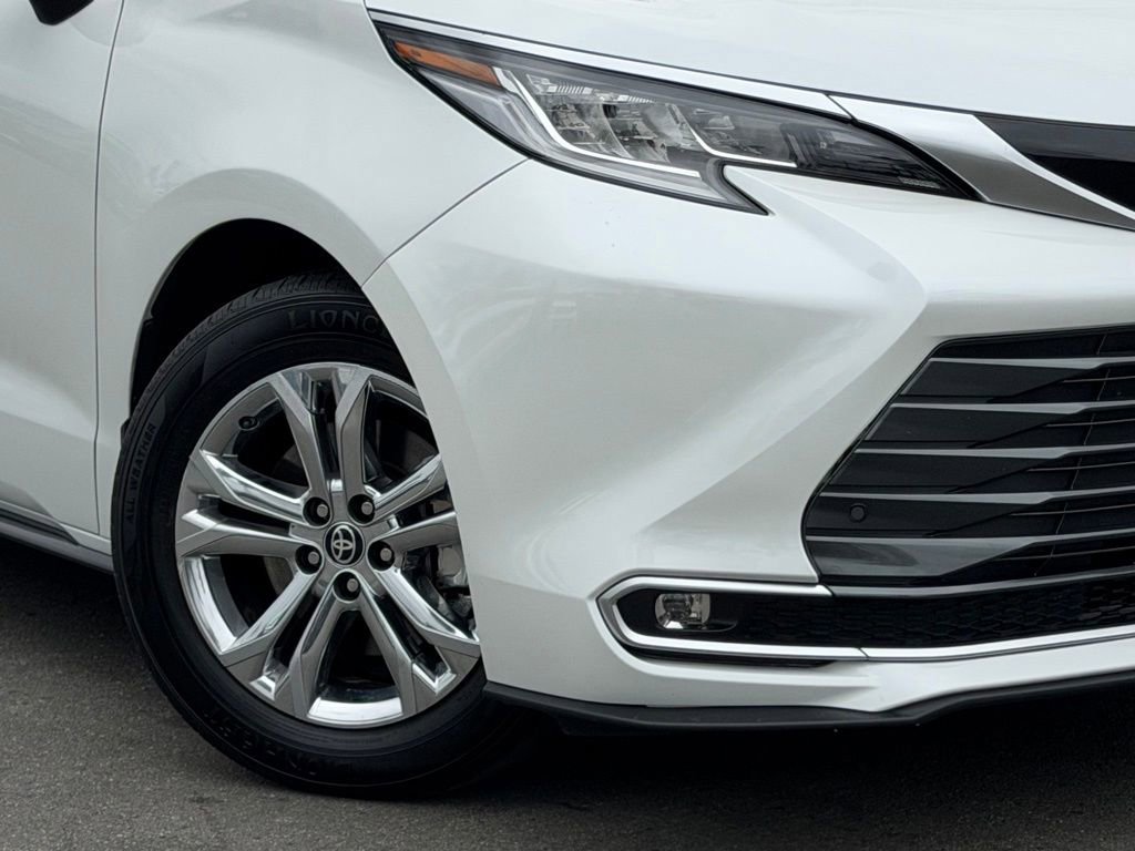 Used 2024 Toyota Sienna Limited FWD image 4
