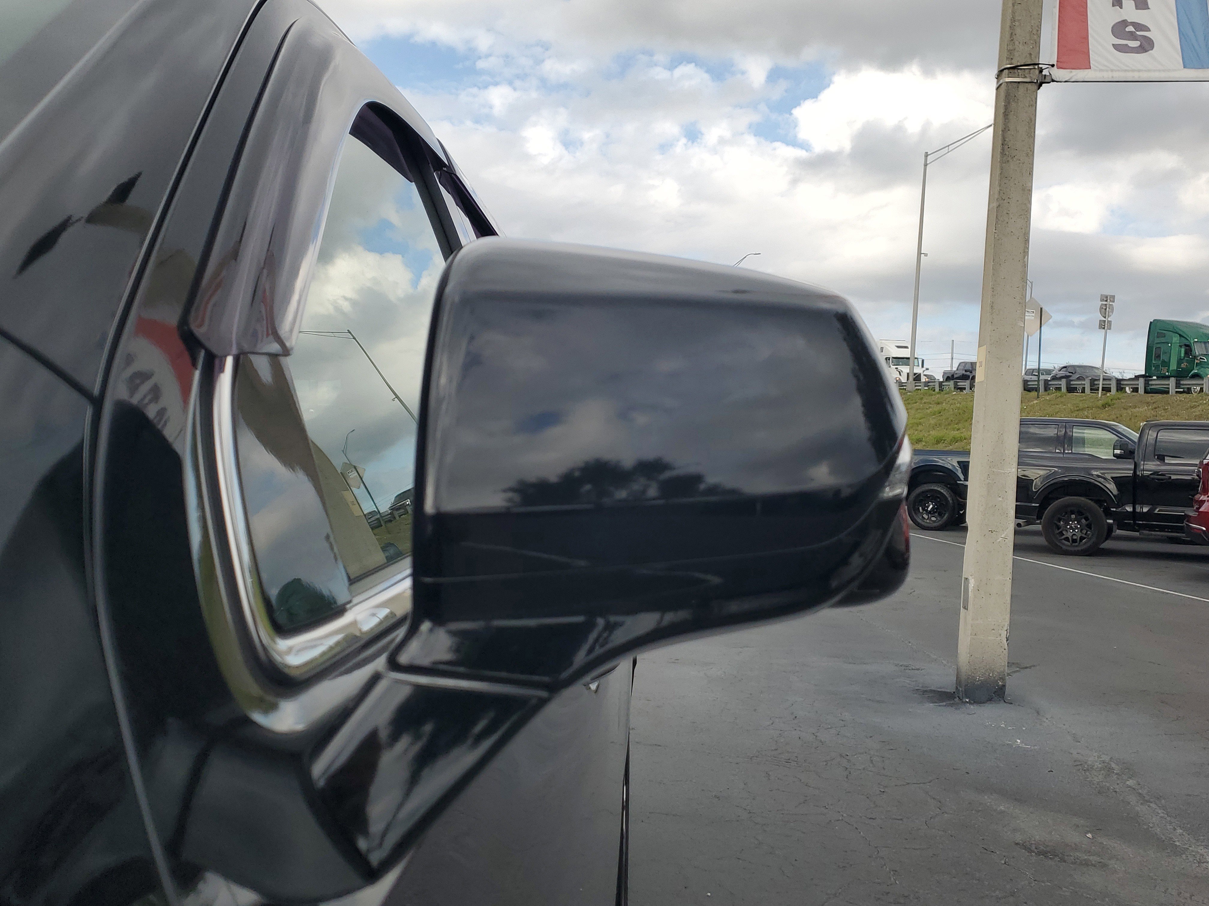 Used 2023 GMC Yukon XL Denali image 7