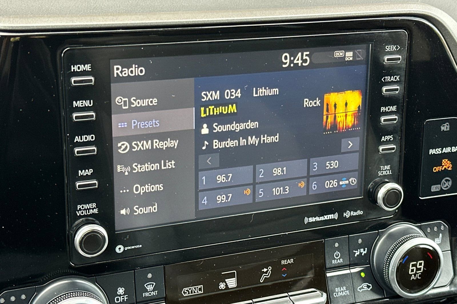 Used 2022 Toyota Highlander XLE AWD/4WD image 15