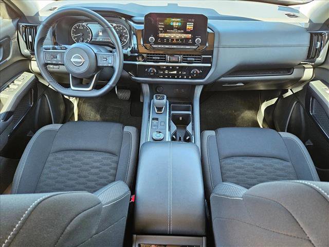 Used 2025 Nissan Pathfinder SV image 18