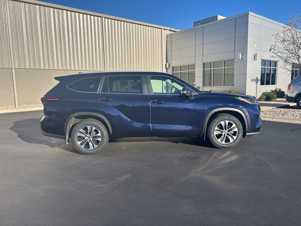 Used 2025 Toyota Highlander XLE AWD/4WD image 7