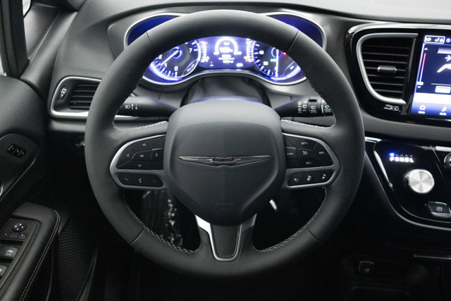 Used 2025 Chrysler Pacifica Select FWD image 30