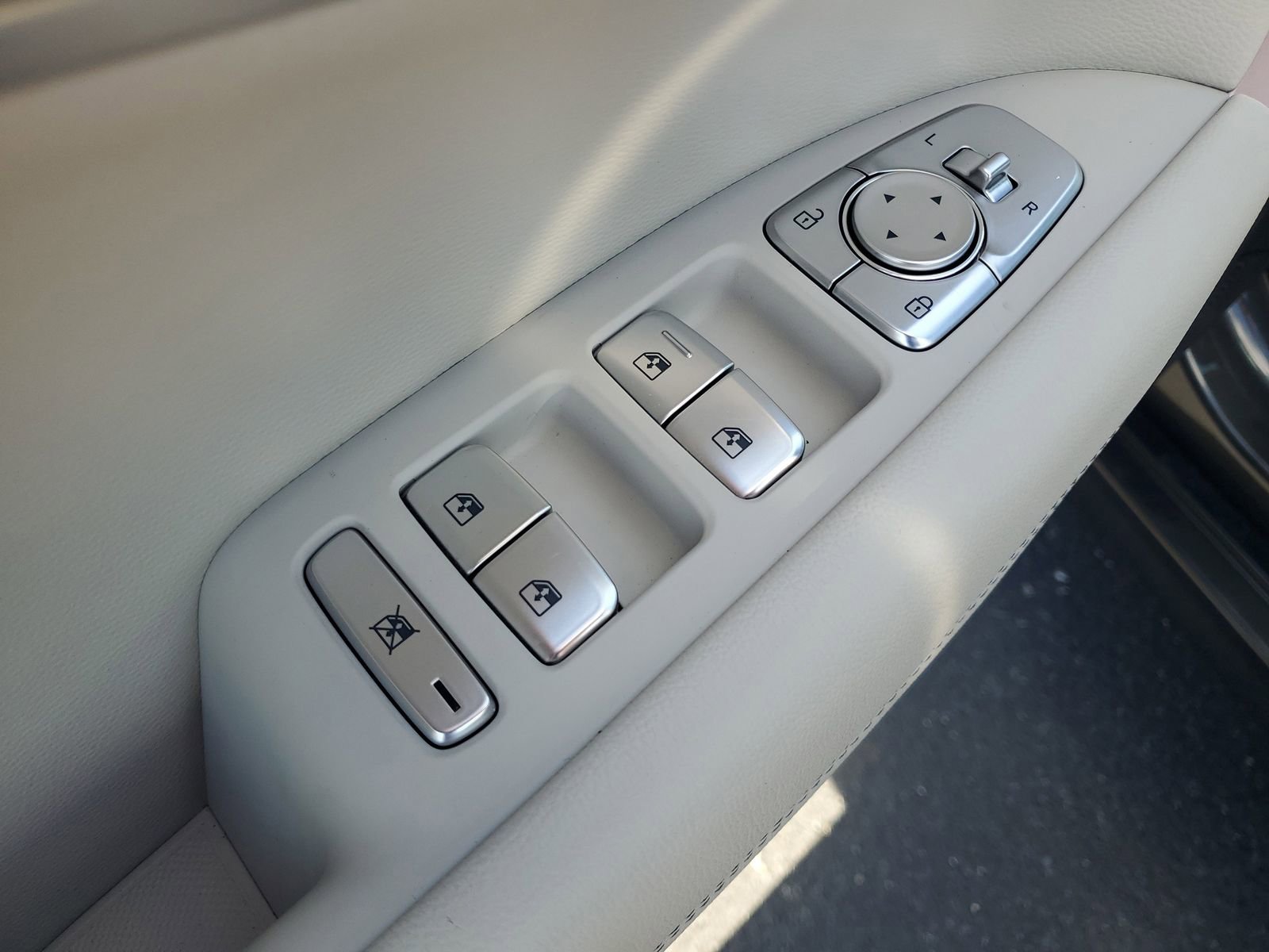 Used 2025 Genesis G70 2.5T RWD image 14