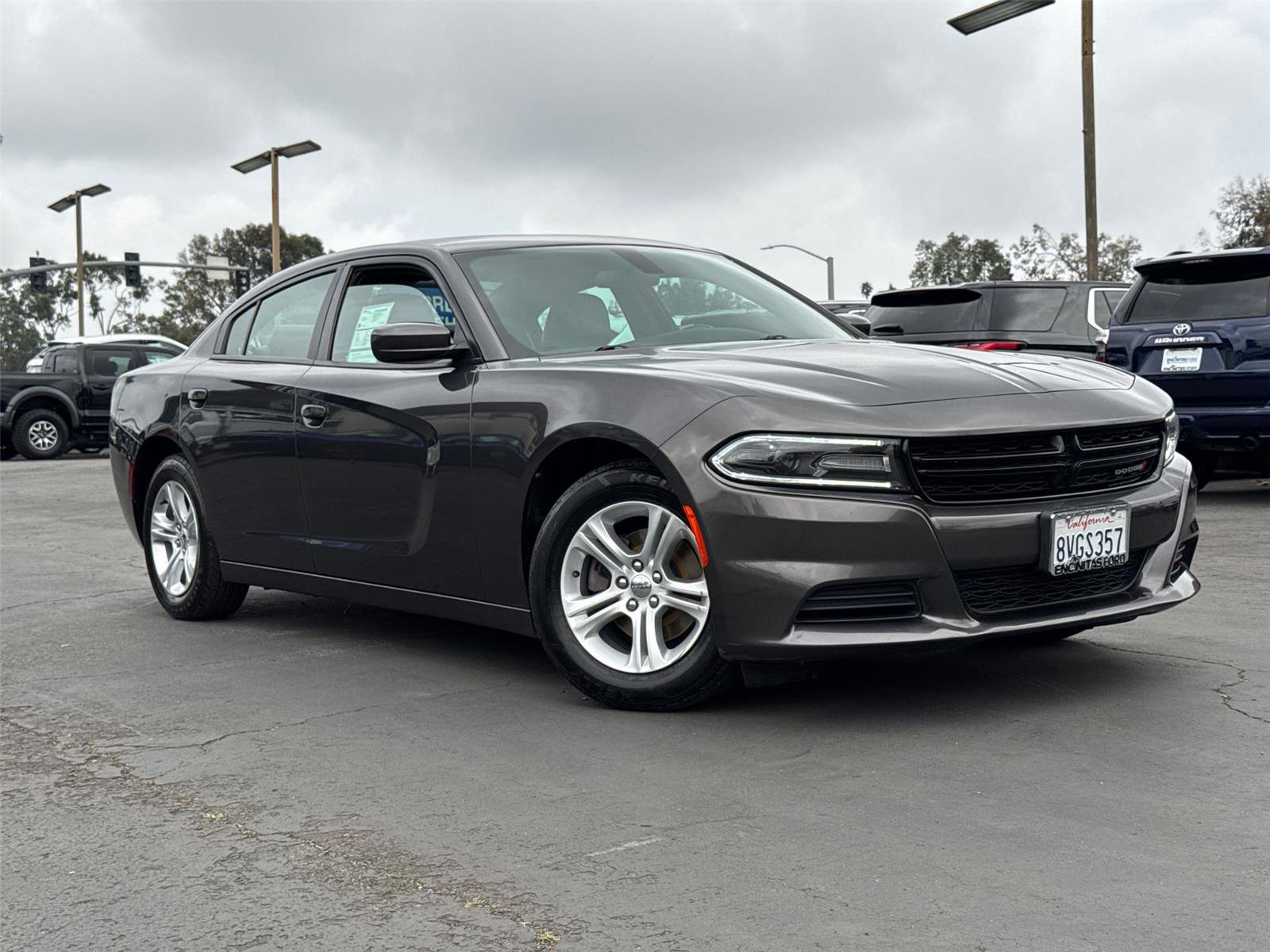 Used 2019 Dodge Charger SXT w/ Leather Interior Group image 2