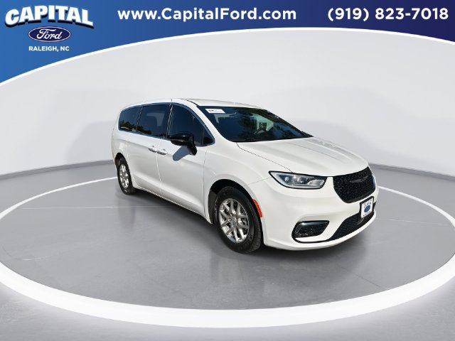 Used 2025 Chrysler Pacifica Select FWD image 2