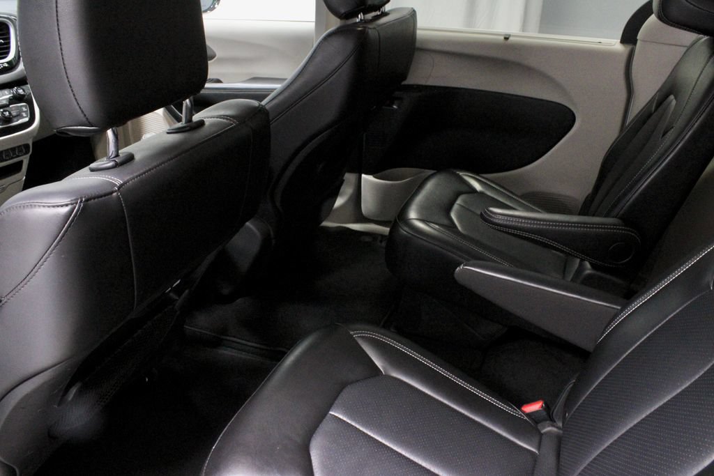 Used 2024 Chrysler Pacifica Touring-L FWD image 21