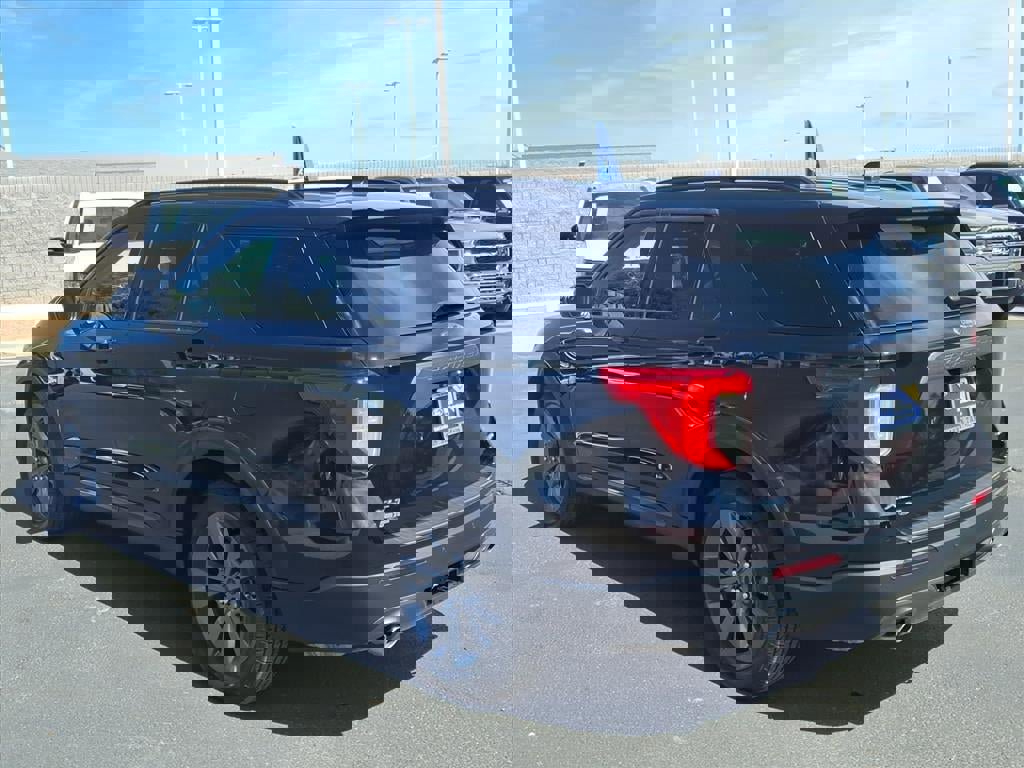 Certified 2022 Ford Explorer XLT w/ Equipment Group 202A image 3