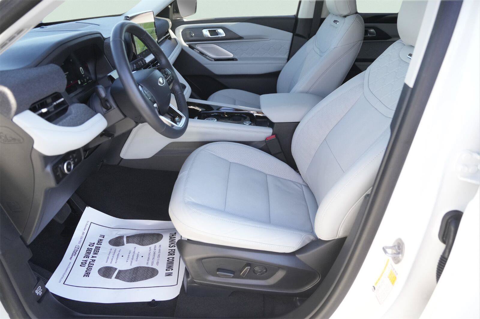 Certified 2025 Ford Explorer Platinum w/ Ultimate Package AWD/4WD image 9