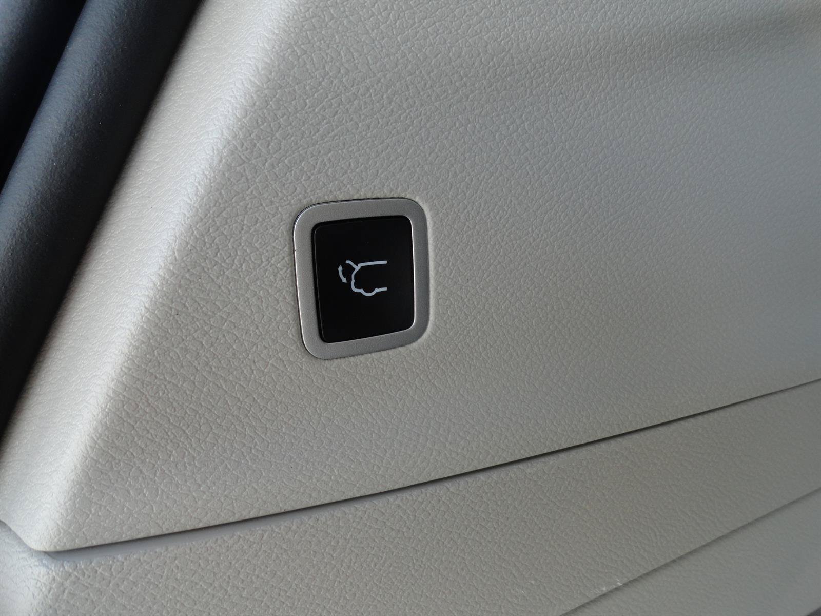 Used 2023 Chrysler Voyager LX FWD image 18
