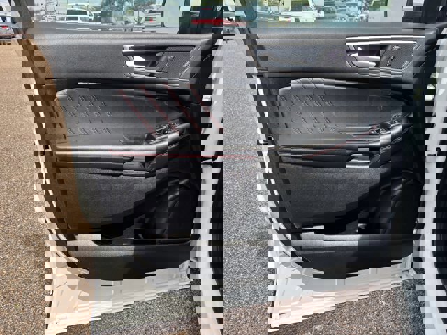 Certified 2024 Ford Edge ST-Line image 9