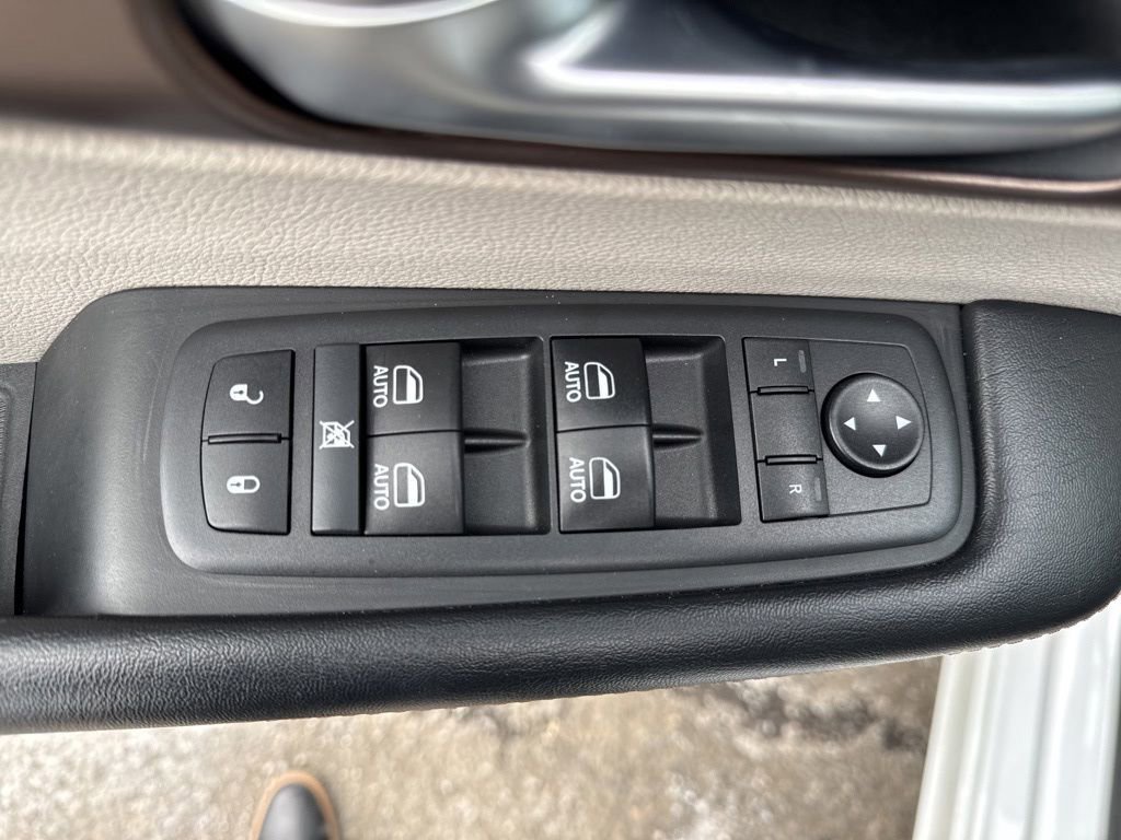 Used 2019 Chrysler Pacifica Touring-L Plus w/ Tire & Wheel Group image 18