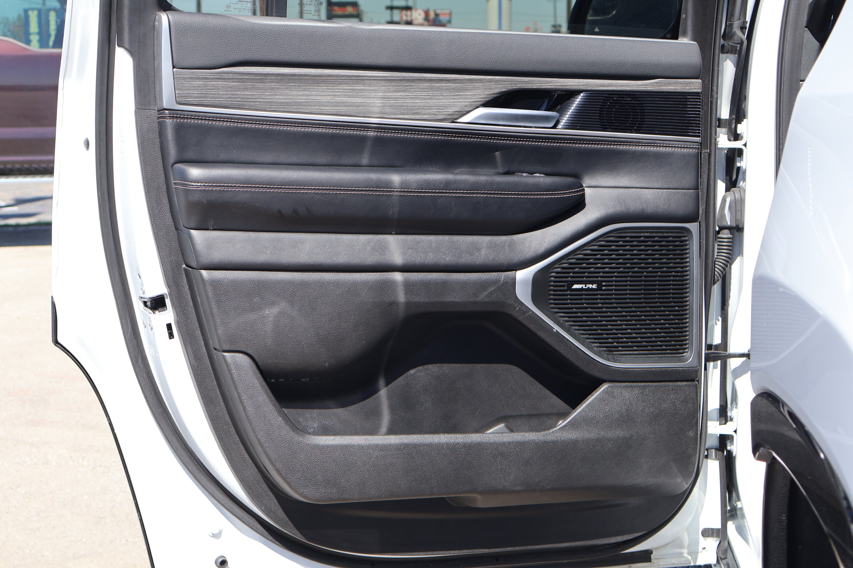 Used 2024 Jeep Wagoneer Series II w/ Flexible Seating Group image 30