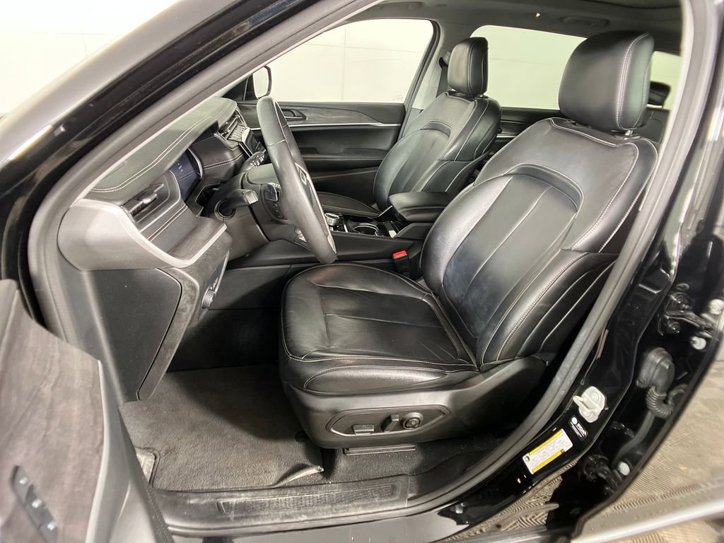 Used 2023 Jeep Grand Cherokee L Limited w/ Black Appearance Package image 30