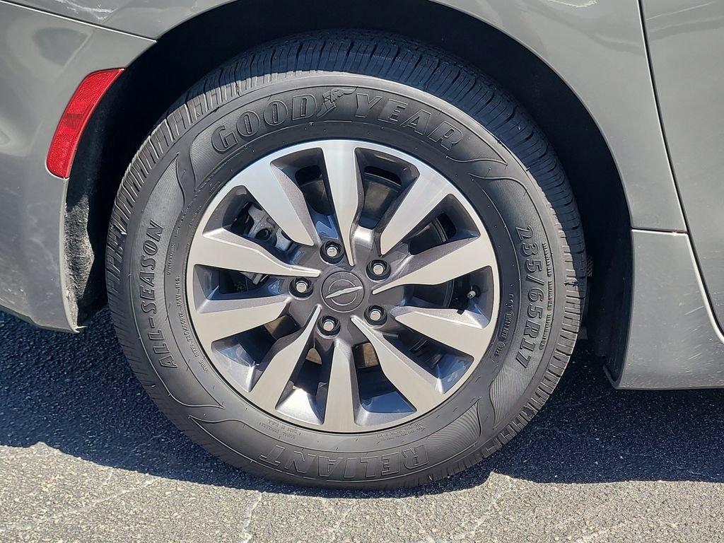 Used 2022 Chrysler Pacifica Touring-L w/ Uconnect Theater Family Group FWD image 5