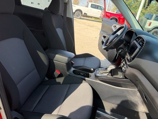 Used 2024 Kia Soul LX w/ LX Technology Package FWD image 32