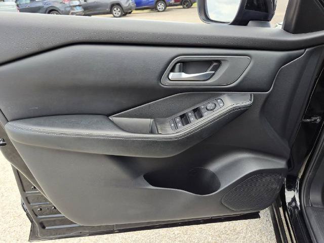 Used 2025 Nissan Rogue SV FWD image 18
