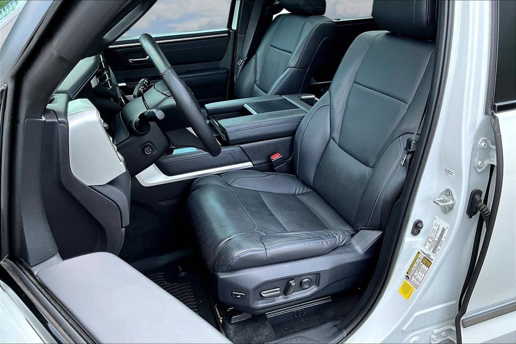 Used 2025 Toyota Sequoia Platinum AWD/4WD image 23