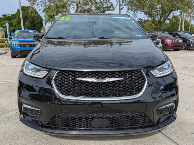 Used 2025 Chrysler Pacifica Select image 8