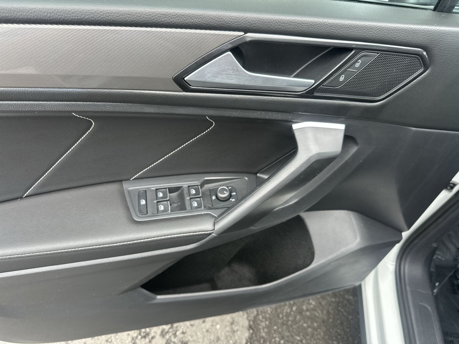 Used 2023 Volkswagen Tiguan SE w/ Panoramic Sunroof Package FWD image 23