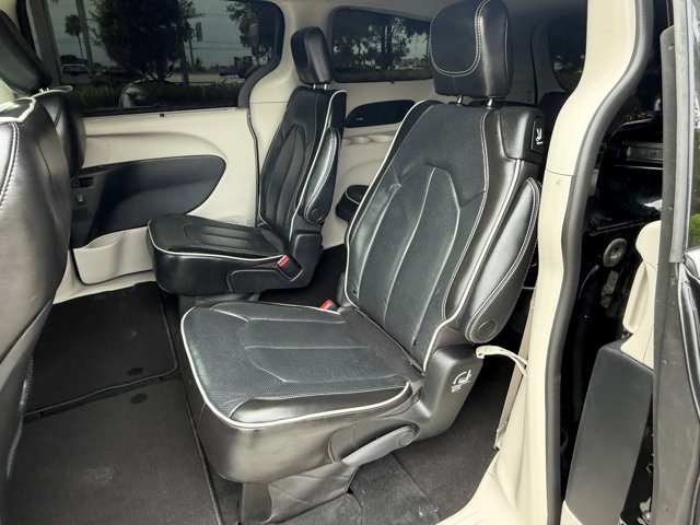 Used 2023 Chrysler Pacifica Limited AWD/4WD image 17