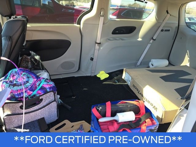 Used 2023 Chrysler Pacifica Limited w/ Uconnect Theater Family Group image 16