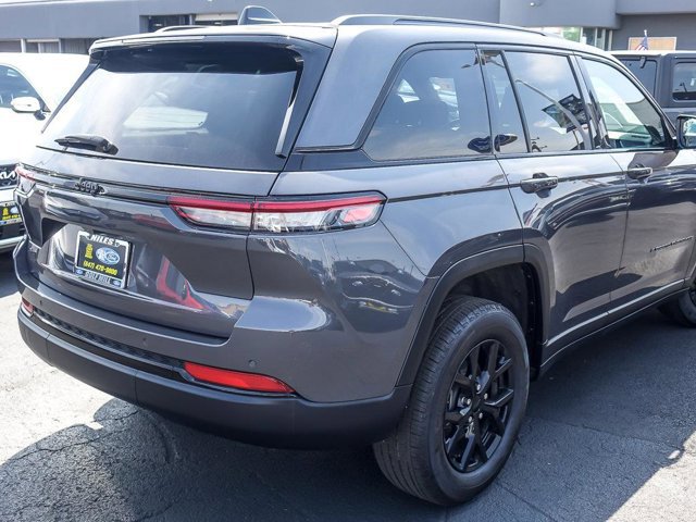 Used 2024 Jeep Grand Cherokee Altitude AWD/4WD image 9