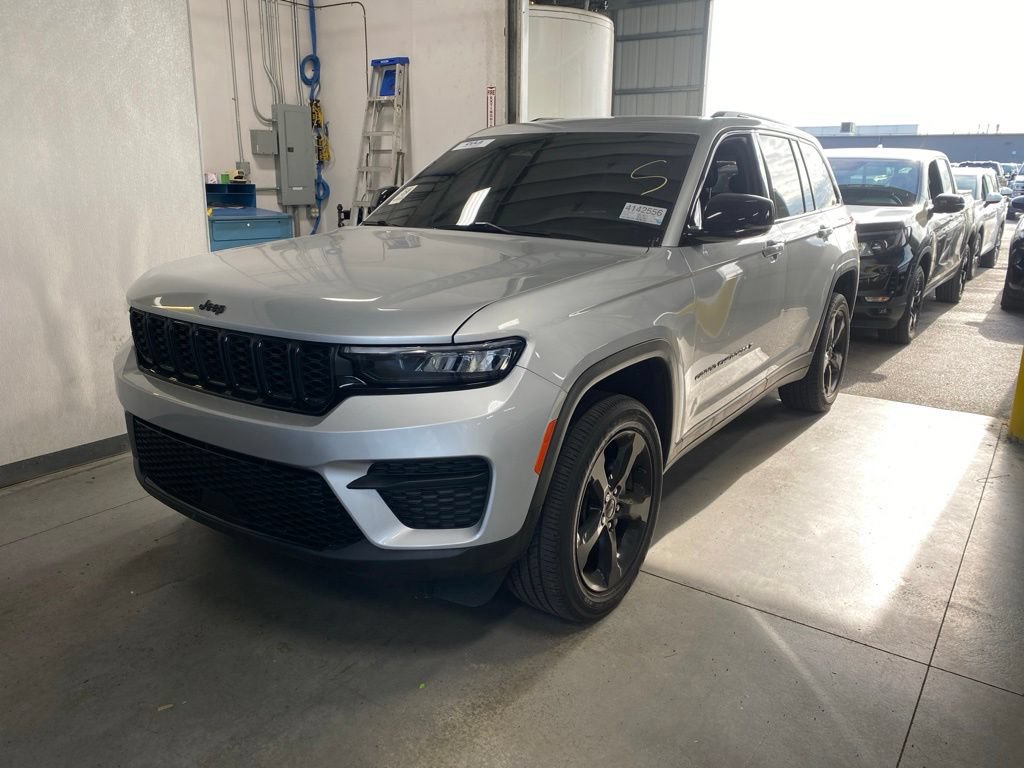 Used 2023 Jeep Grand Cherokee Altitude AWD/4WD image 2