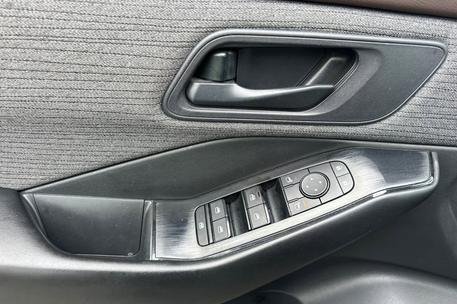 Used 2023 Nissan Rogue S AWD/4WD image 12