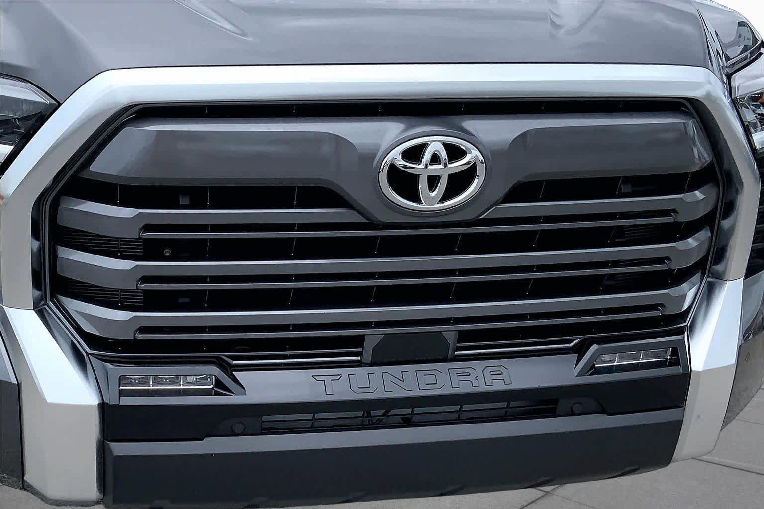 Used 2025 Toyota Tundra Limited AWD/4WD image 29