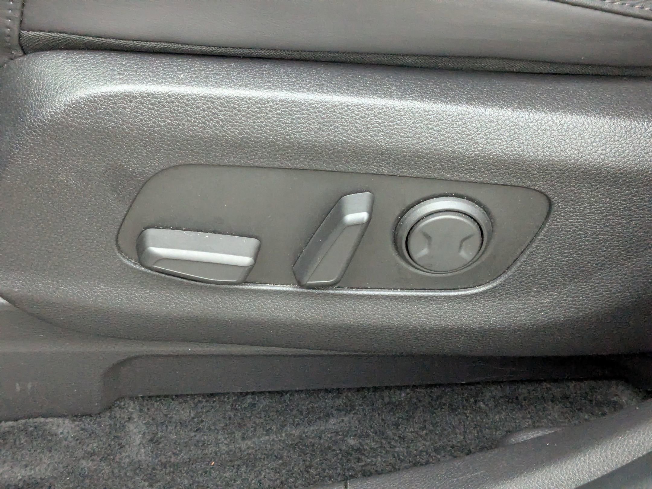 Used 2024 Kia Carnival EX image 15