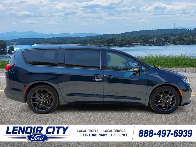 Used 2025 Chrysler Pacifica Limited FWD image 2