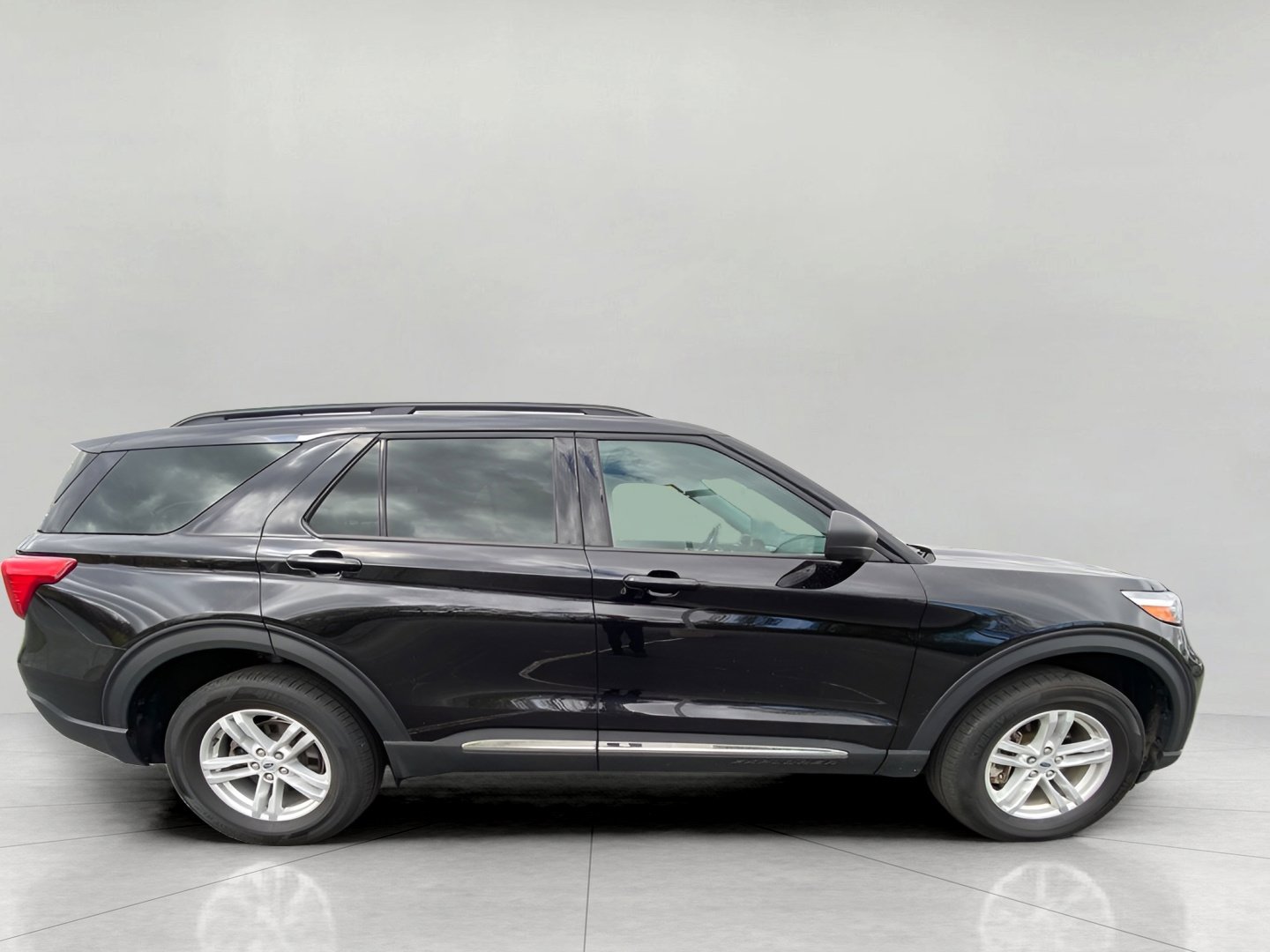 Certified 2024 Ford Explorer XLT w/ Equipment Group 202A AWD/4WD image 15