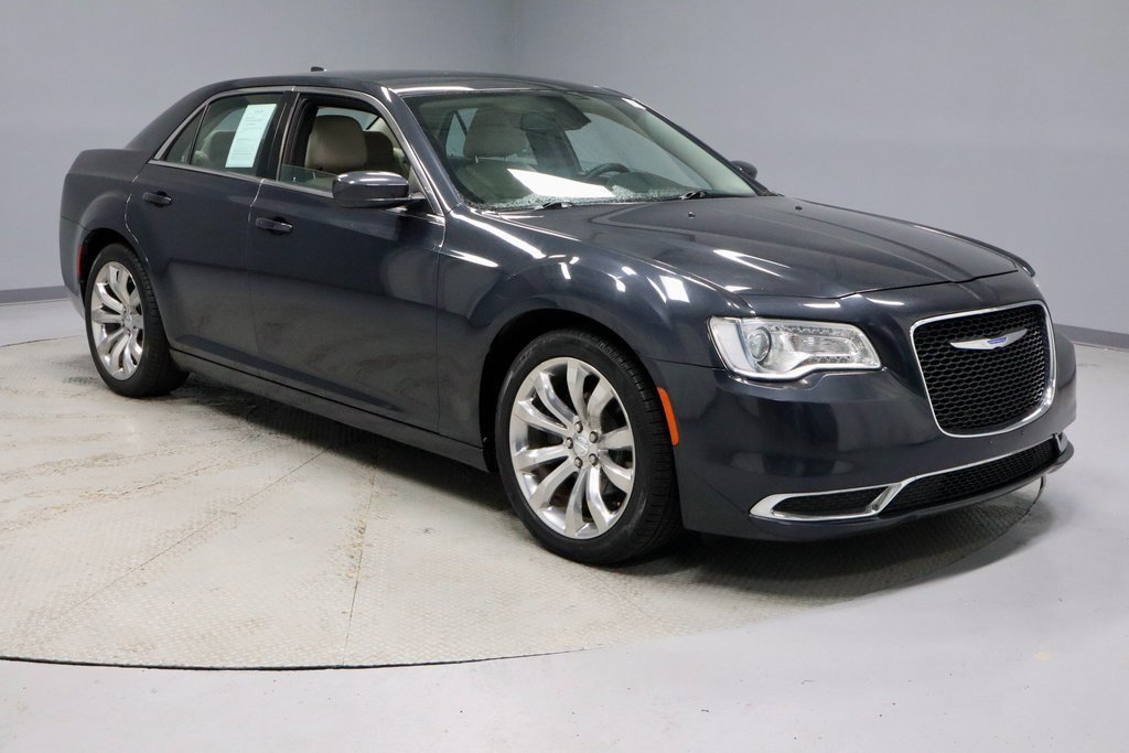 Used 2018 Chrysler 300 Touring L image 7