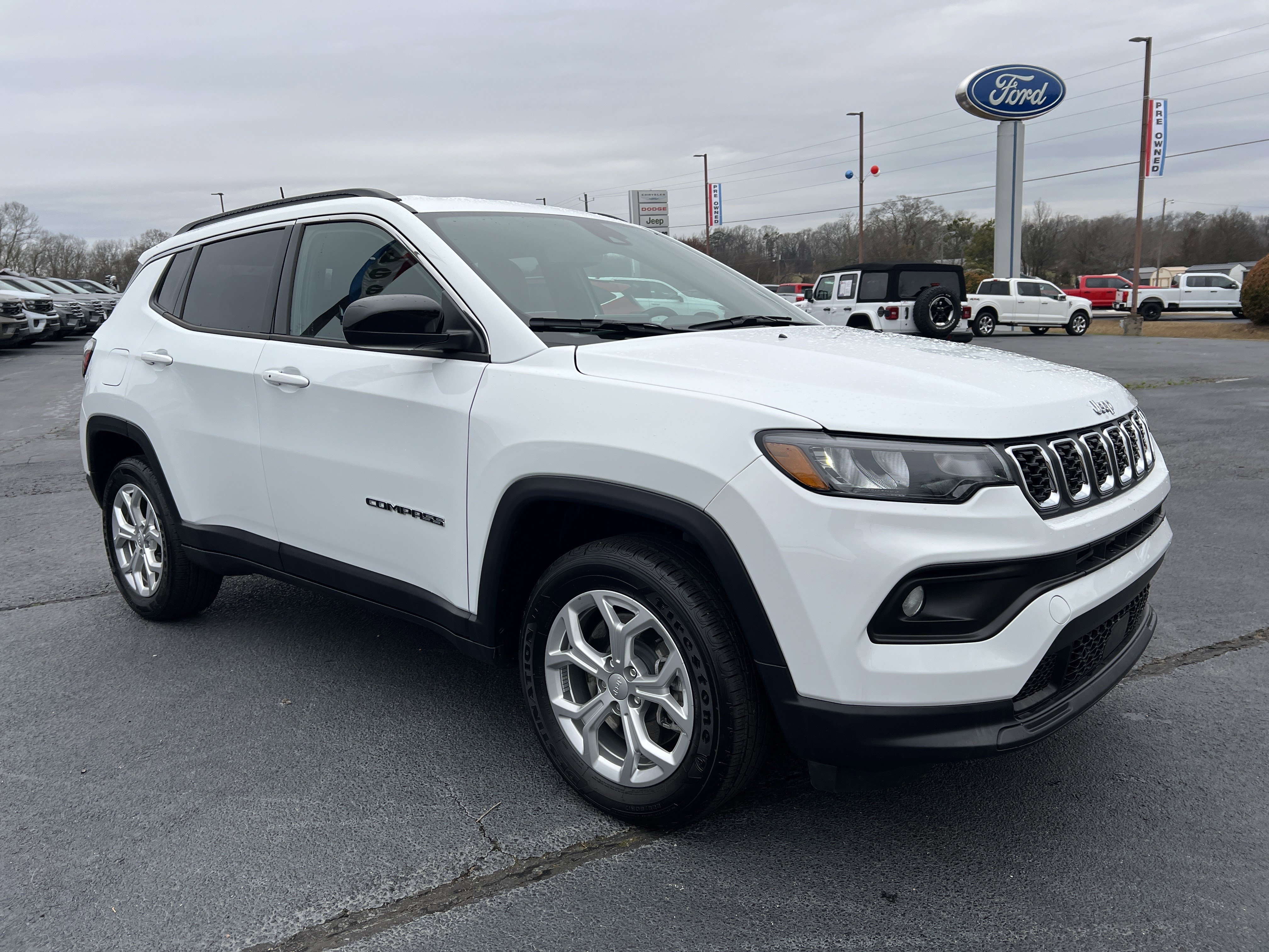 Used 2024 Jeep Compass Latitude image 4