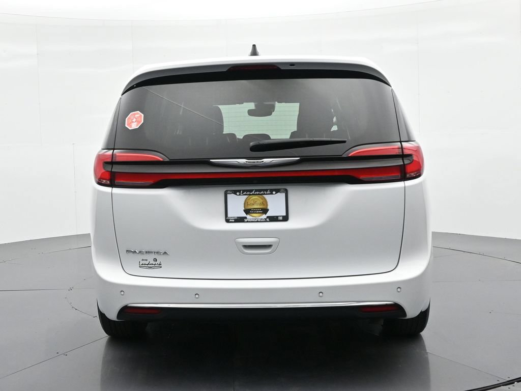 Used 2024 Chrysler Pacifica Touring-L FWD image 7