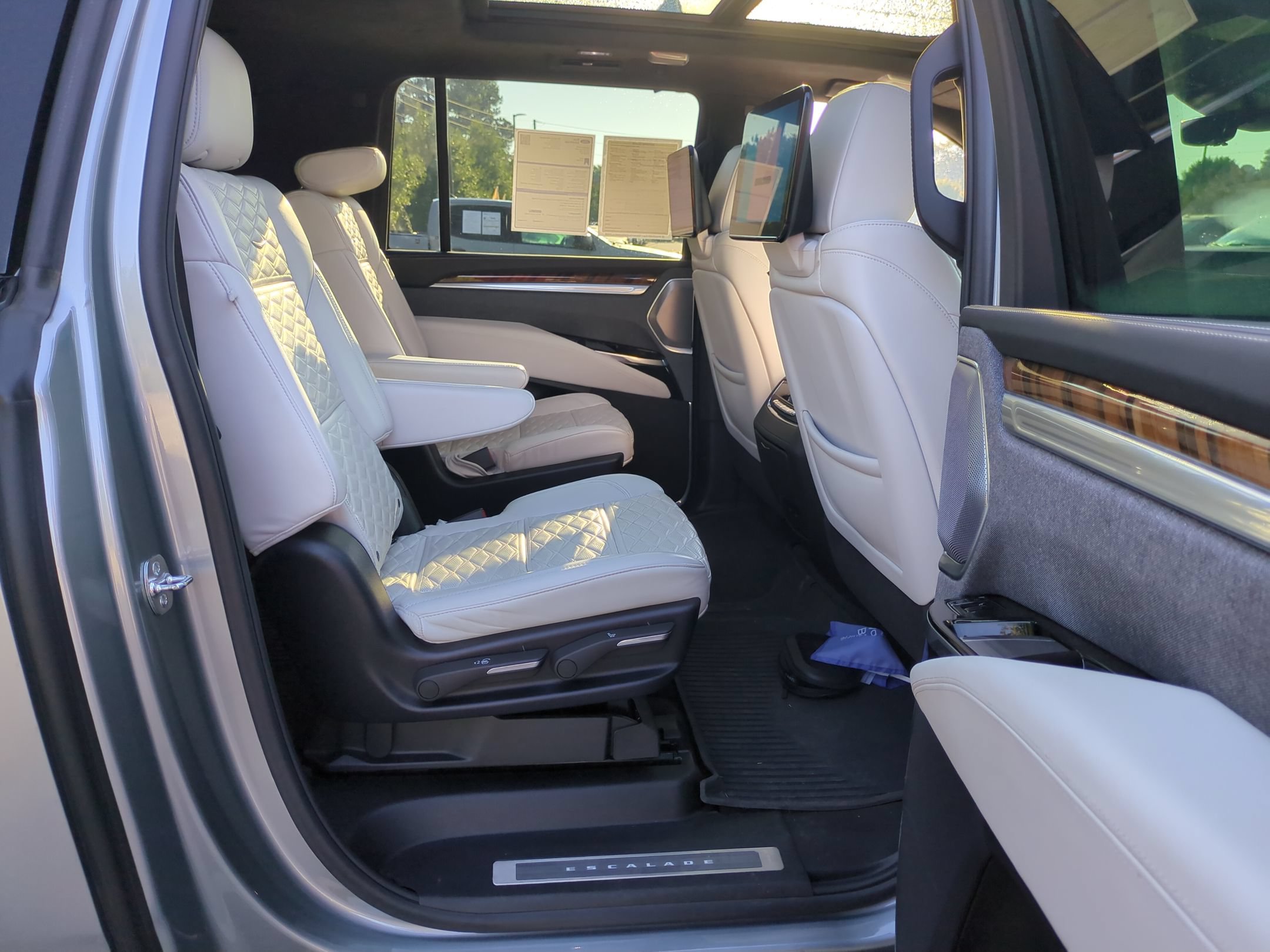 Used 2025 Cadillac Escalade ESV Sport Platinum w/ LPO, Floor Liner Package AWD/4WD image 38