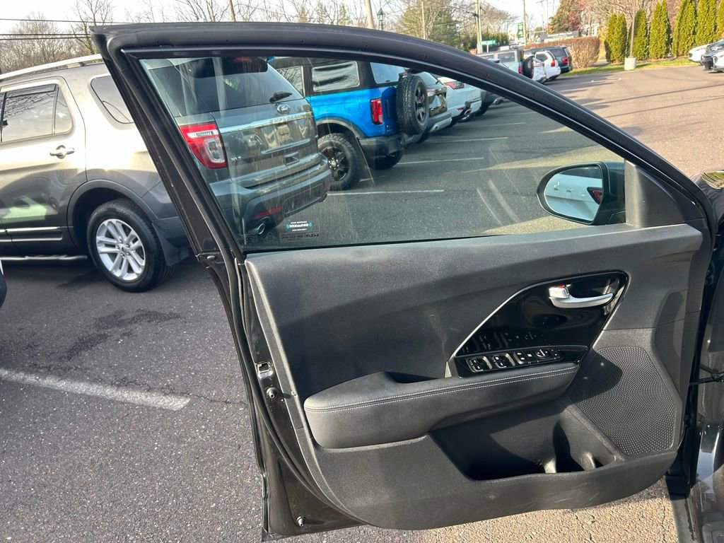 Used 2022 Kia Niro LXS image 13