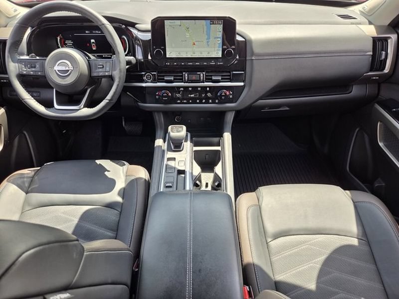 Used 2024 Nissan Pathfinder Platinum FWD image 16