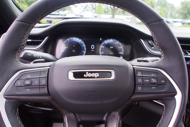 Used 2024 Jeep Grand Cherokee Limited w/ Black Appearance Package AWD/4WD image 24
