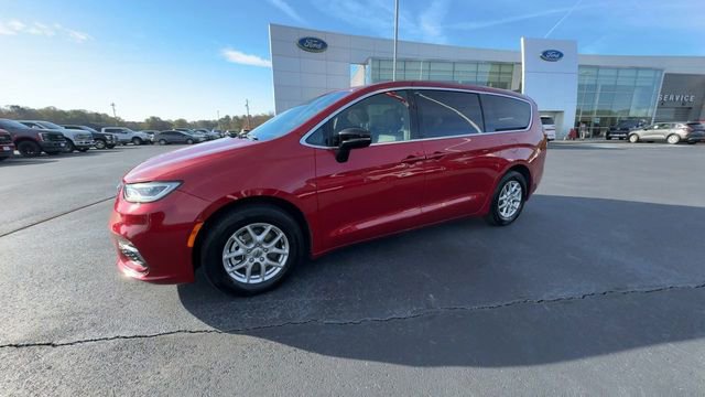 Used 2025 Chrysler Pacifica Select image 3
